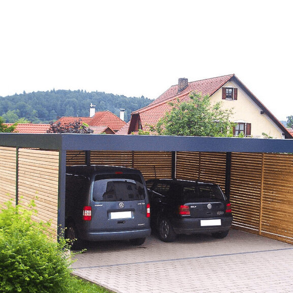 Doppelcarport_mit_Holzlattung.jpg