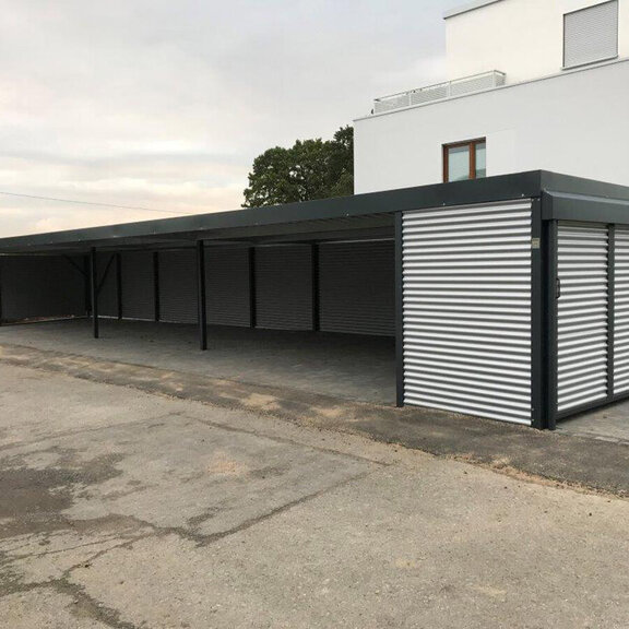 Carportanlage_mit_Abstellraum_und_Stahlwelle.jpg