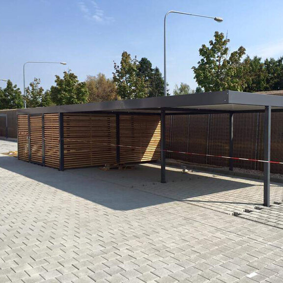 Carportanlage_mit_Abstellraum_und_Holzlattung.jpg