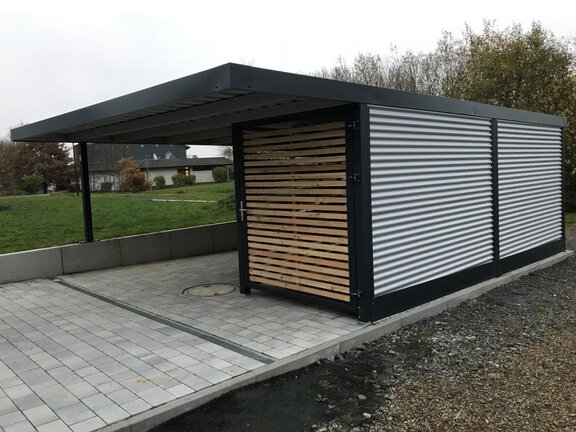 Einzelcarport_mit_vorgezogenem_Dach__Abstellraum__Holzlattung_und_Stahlwelle.jpg